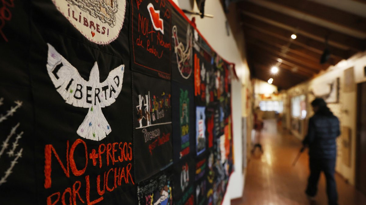 Fotografía de un lienzo con mensajes alusivos a las protestas, exhibido en el Museo del Estallido Social, en Santiago (Chile).