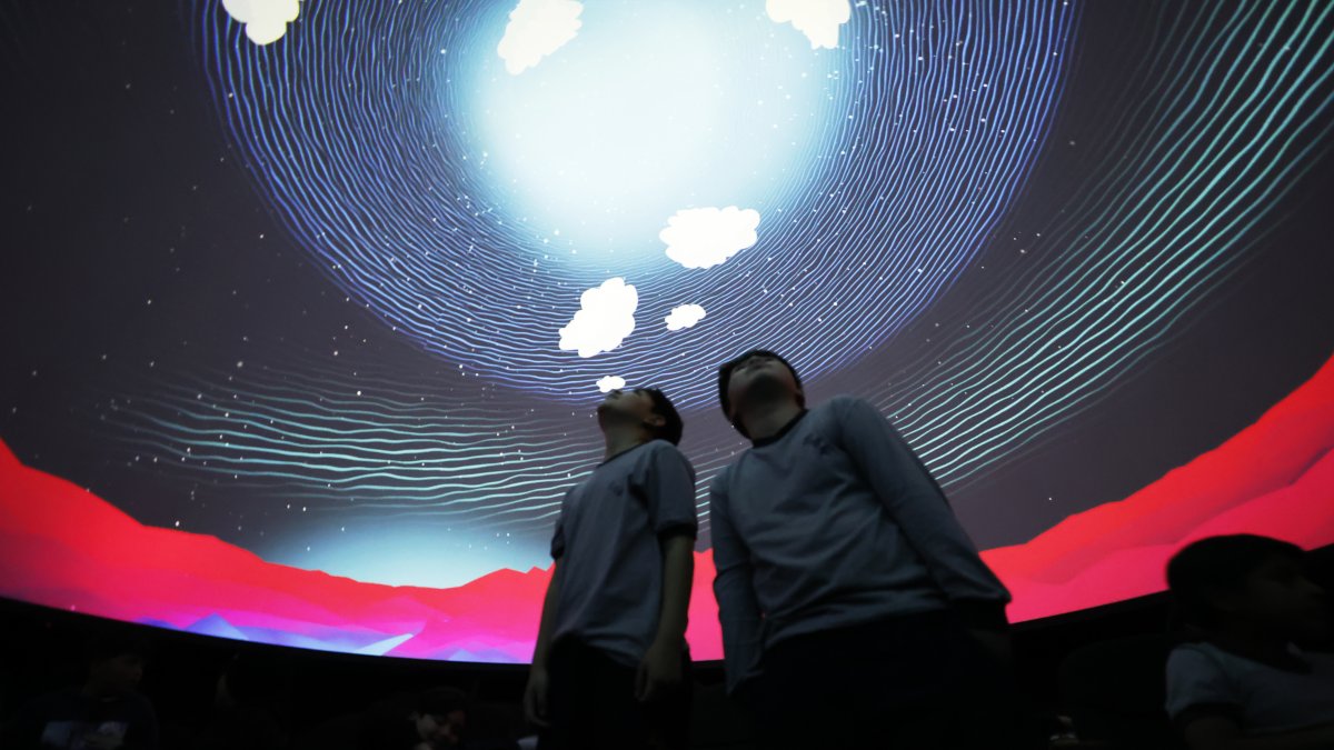 Fotografía del 24 de septiembre de 2024 de niños visitando el Planetario de la comuna de Huechuraba, en Santiago (Chile).