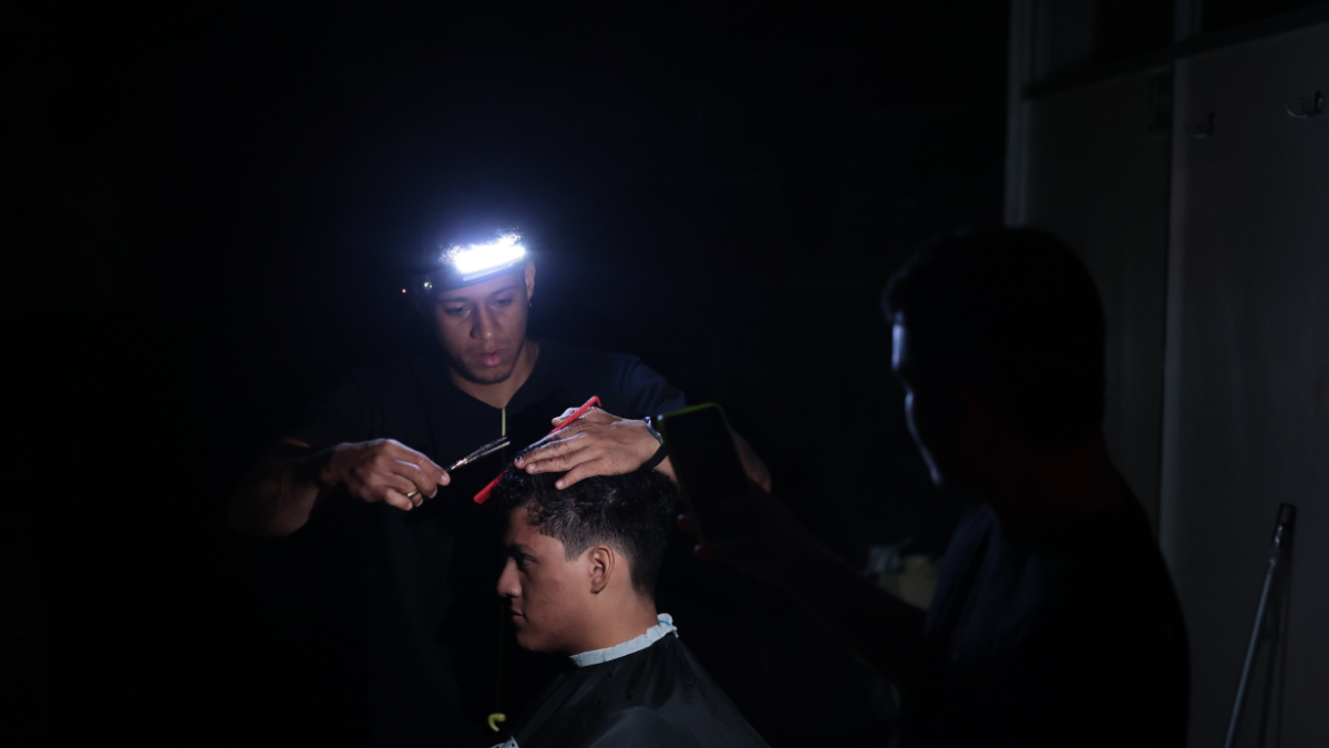 Los ecuatorianos se ingenian para seguir trabajando pese a los cortes prolongados.