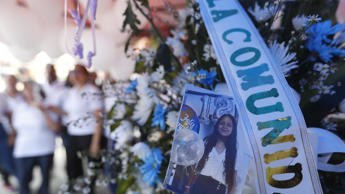 Personas se reúnen en la casa en dónde vivía Sofía Delgado niña de 12 años asesinada, este viernes en Candelaria (Colombia).