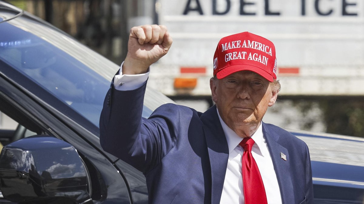 El candidato republicano y expresidente, Donald Trump, durante un recorrido por las zonas afectadas por el huracán Helene, el 2 de octubre de 2024, en Valdosta, Georgia (EE.UU.).
