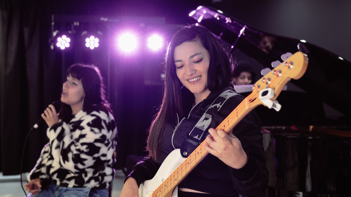 Estudiantes se preparan desde los primeros ciclos en interpretación junto a ensambles musicales.