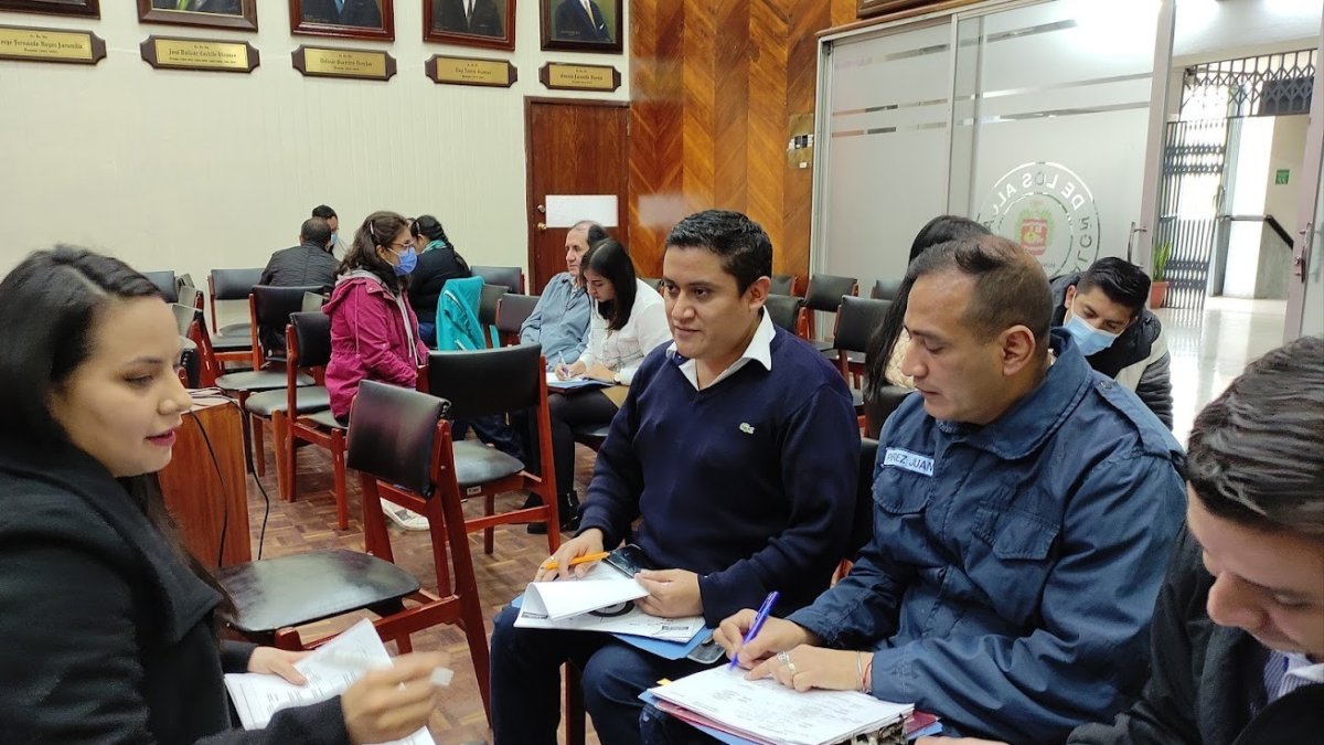 UTPL prepara a funcionarios en administración e inversión pública en diplomado.