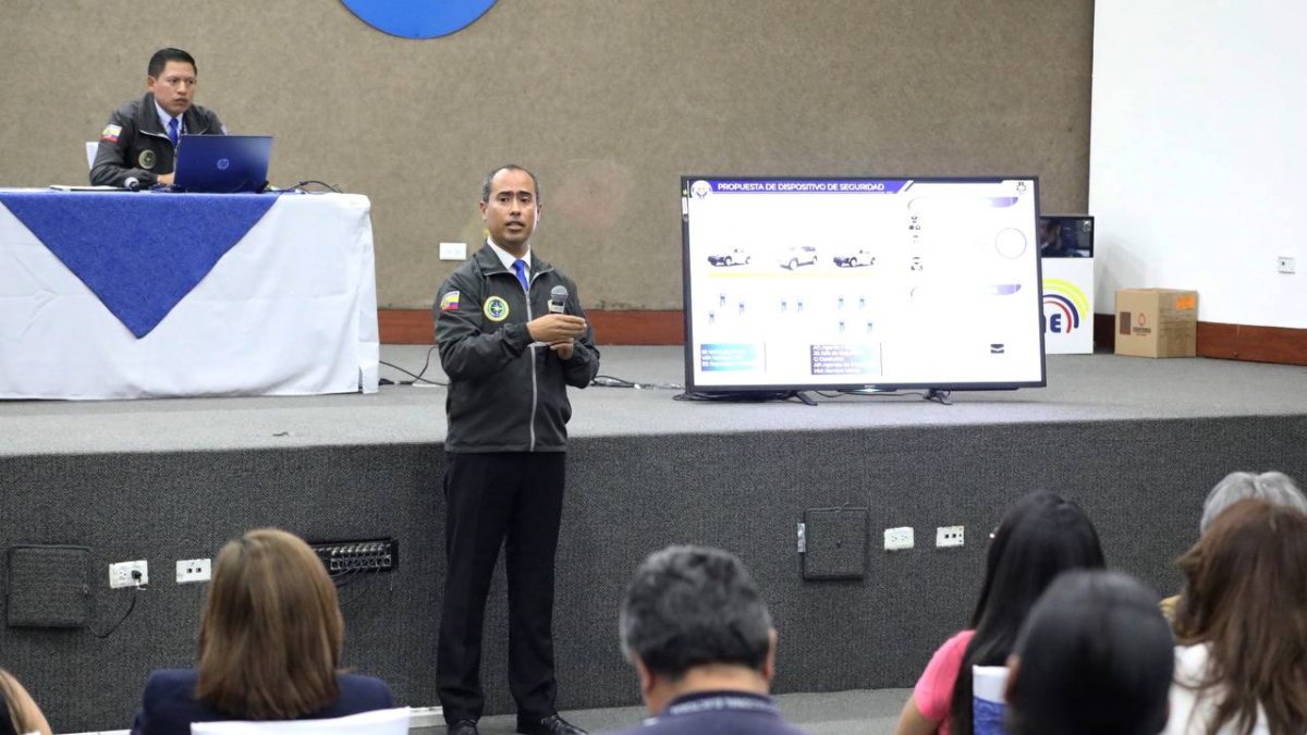 Uniformados de la Policía Nacional durante la capacitación a los partidos políticos.