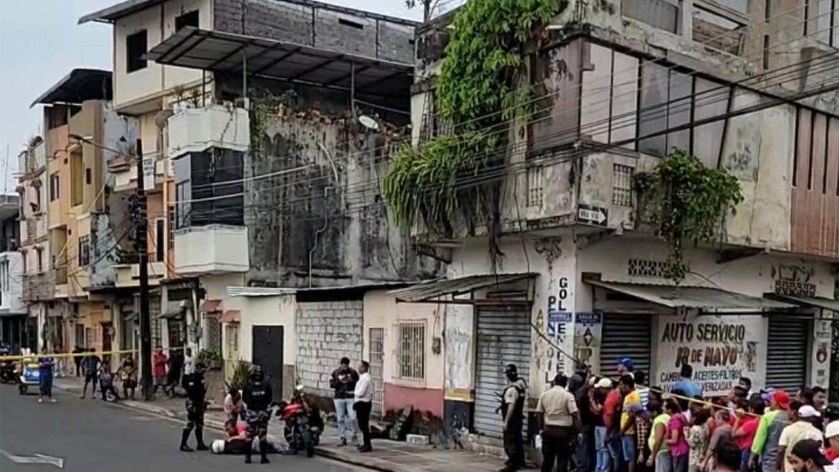 Zona. Los policías cercaron la zona para realizar las investigaciones.