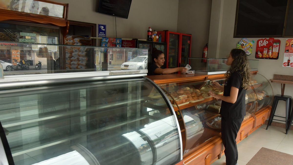 Con estanterías vacías, así les toca atender a ciertos locales que han alterado su producción por los cortes de luz.