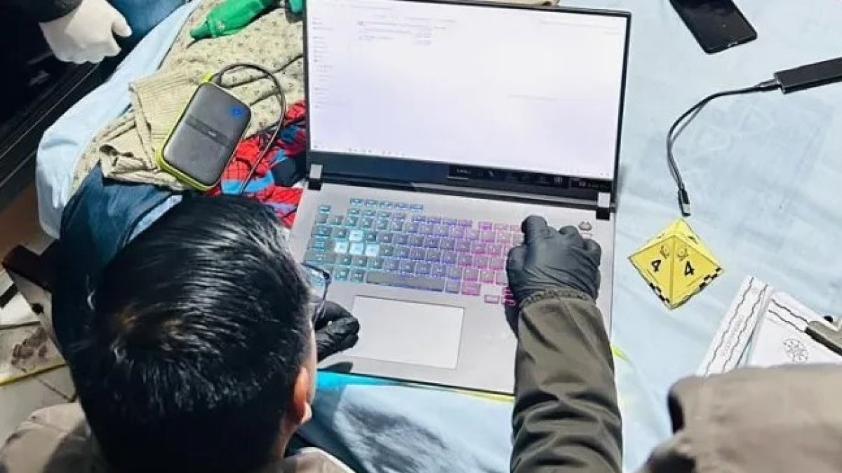 Agentes investigadores realizan la preservación de material pornográfico infantil.