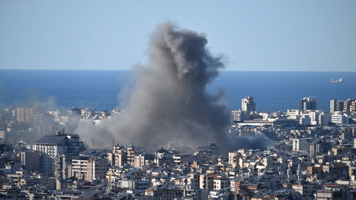 El humo se eleva tras un ataque aéreo israelí contra Dahieh, un suburbio del sur de Beirut (Líbano), este 19 de octubre del 2024.