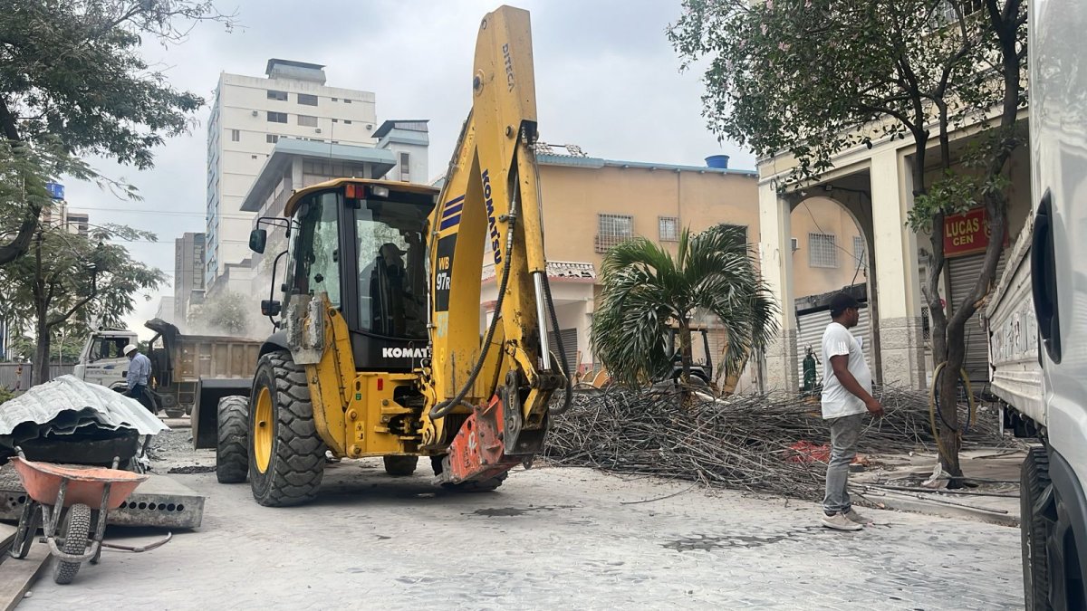 Trabajadores tumbaban las paredes de la parte baja del inmueble en el centro de Guayaquil, la mañana de este sábado 19 de octubre.