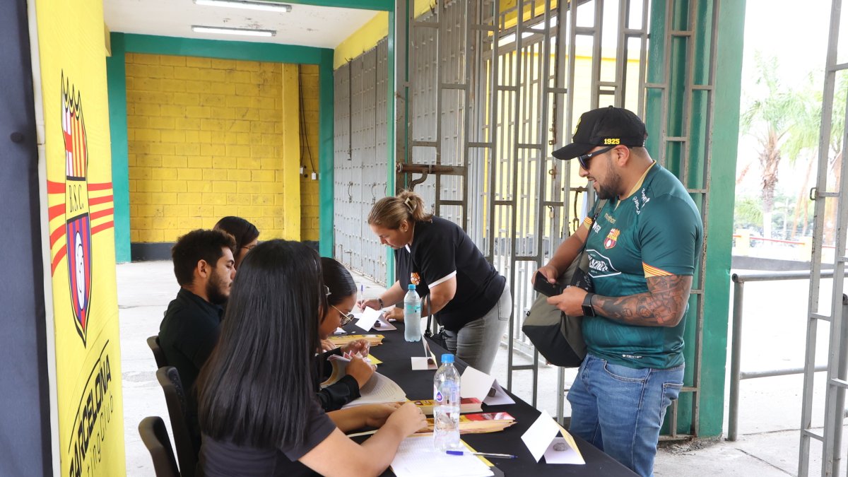 Desde las 08:30 del sábado 19 de octubre, los socios toreros comenzaron a llegar al estadio Monumental.
