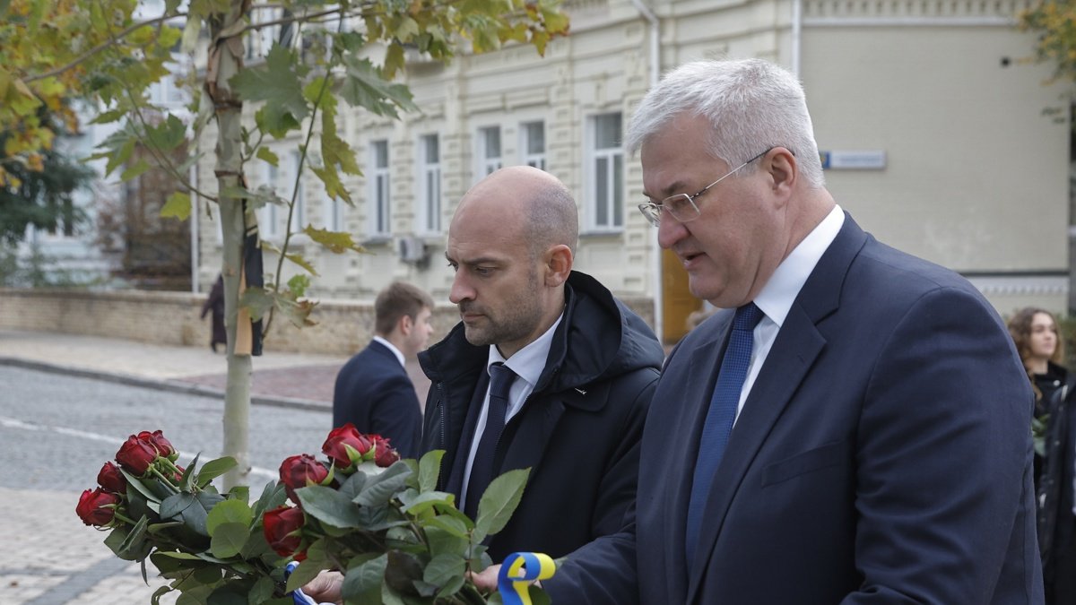 El ministro francés de Asuntos Exteriores, Jean-Noël Barrot (i), y su par ucraniano, Andrí Sibiga (d), visitan el Muro de la Memoria de los Defensores Caídos de Ucrania, en Kiev, este 19 de octubre.