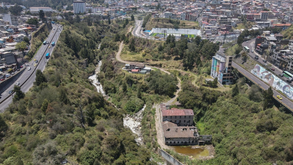 El río recibe solo el 1 % de aguas tratadas en Quito, lo que implica que el 99 % restante son de aguas residuales, tanto industriales como domésticas.