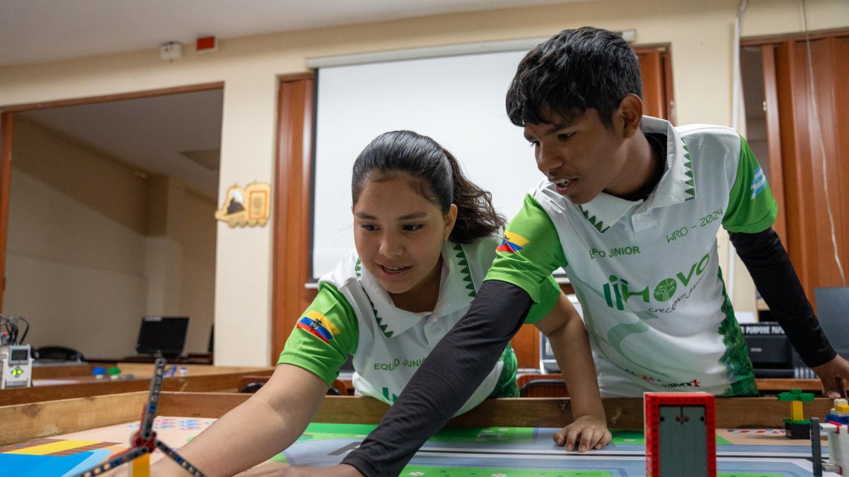 Jóvenes trabajan en un prototipo de robot en la ciudadela Nueva Prosperina, en la ciudad de Guayaquil (Ecuador).