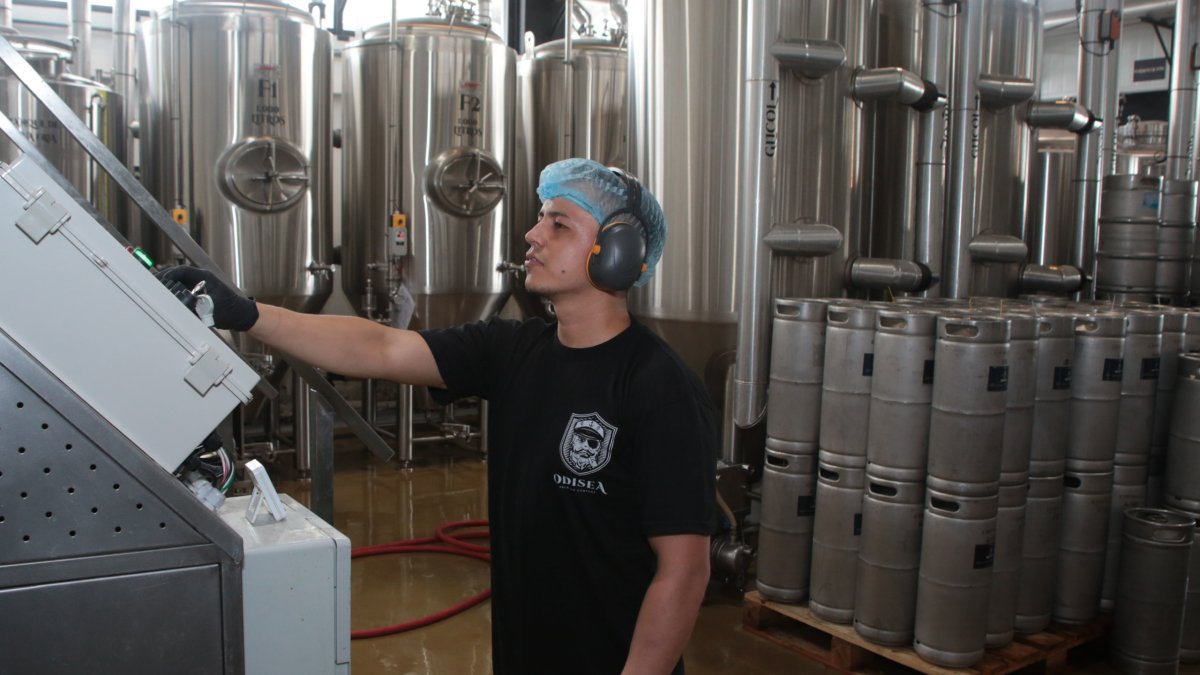 El dueño de Odisea, una fábrica de cerveza artesanal, rechaza esta restricción.