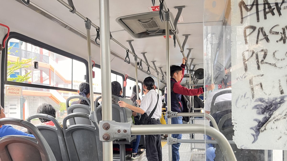 Buses. En muchas ocasiones se ve a personas de pie, pese a que hay espacios suficientes para sentarse. La situación incomoda.