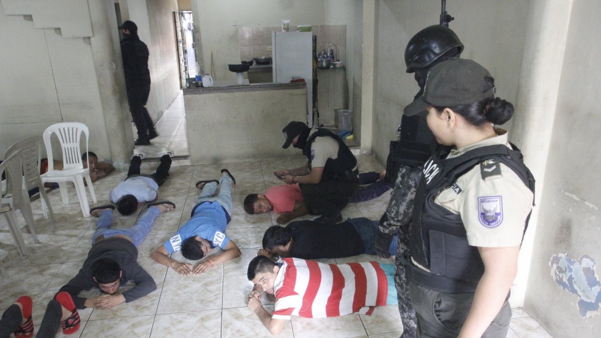 1. Operativo. En el Guasmo, en un establecimiento intervenido, hallaron a internos de dos organizaciones criminales.