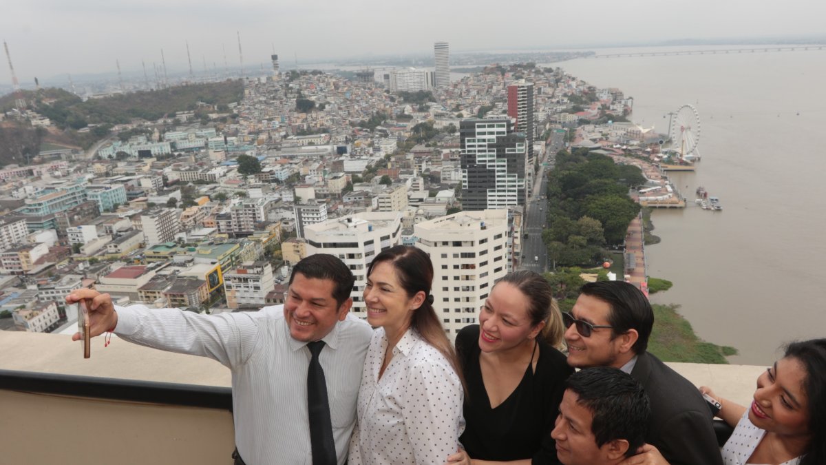 Terraza. El Bankers Club es uno de los edificios que goza de una vista panorámica de la urbe. La firma está analizando que turistas puedan hacer de este sitio una parada obligatoria.