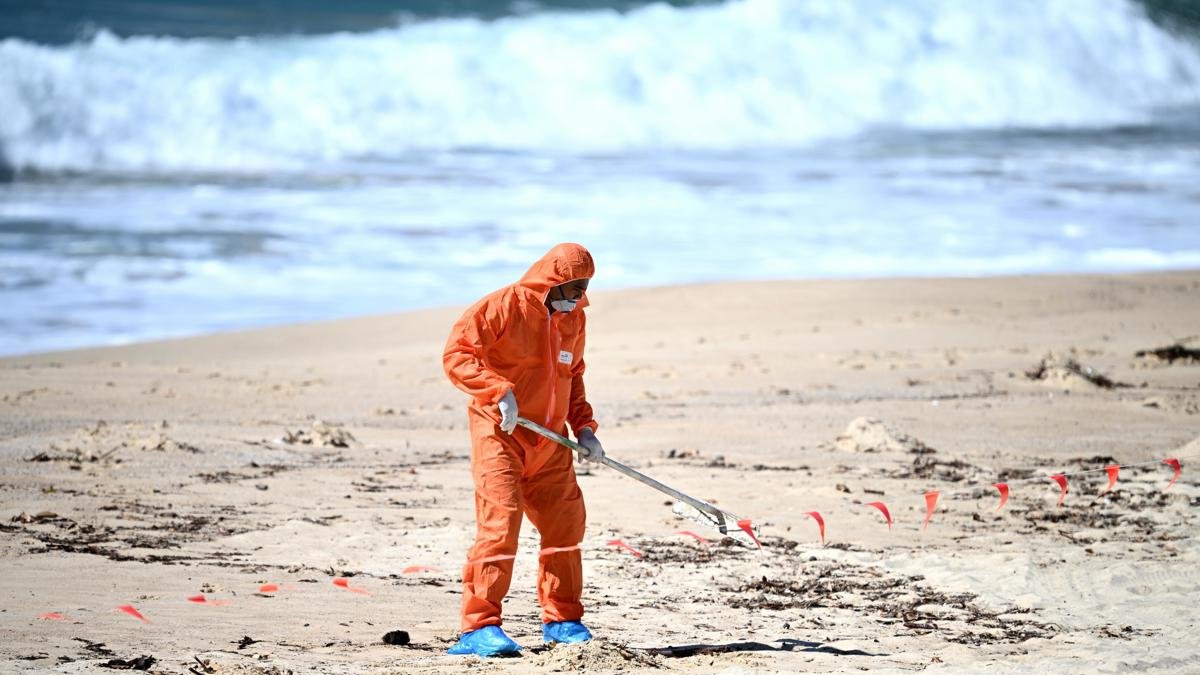 Equipos de limpieza en la playa de Coogee, en Sídney.