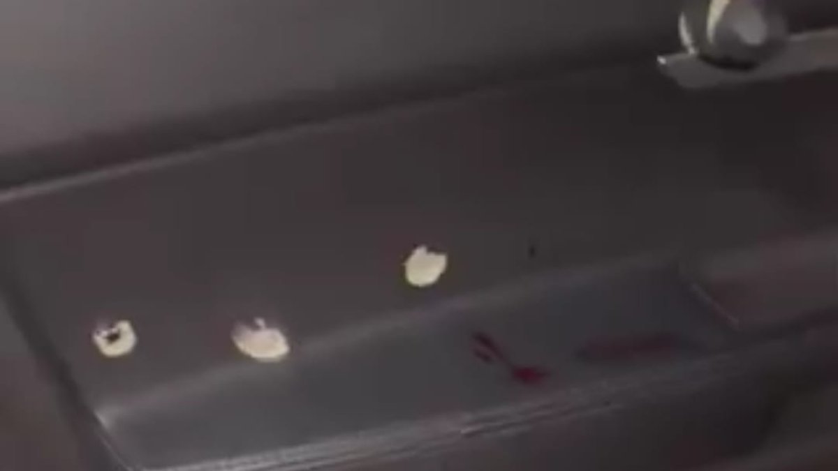 Los impactos de bala se registraron en la zona del conductos del vehículo.