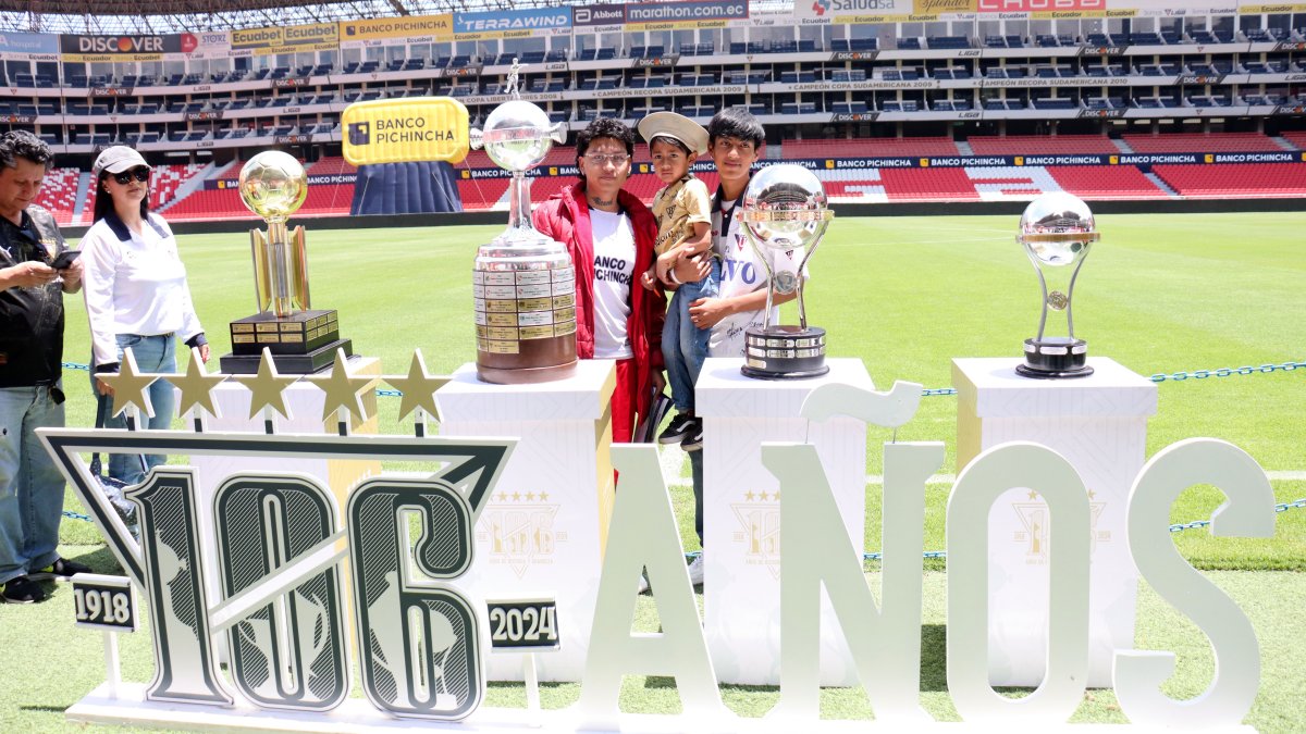 La foto con la Copa Libertadores, Sudamericana y Recopa fue un gran recuerdo para los aficionados.