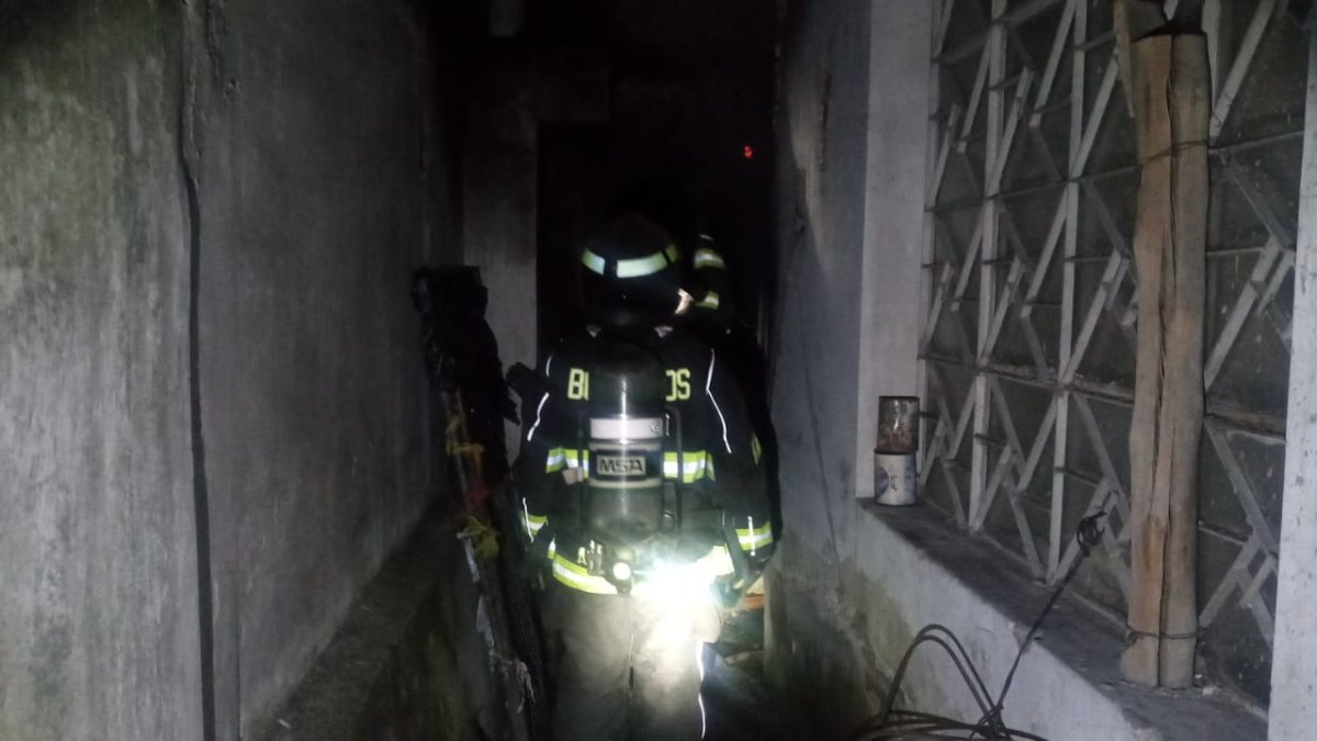 El fuego fue controlado por 12 bomberos que llegaron a la vivienda afectada.