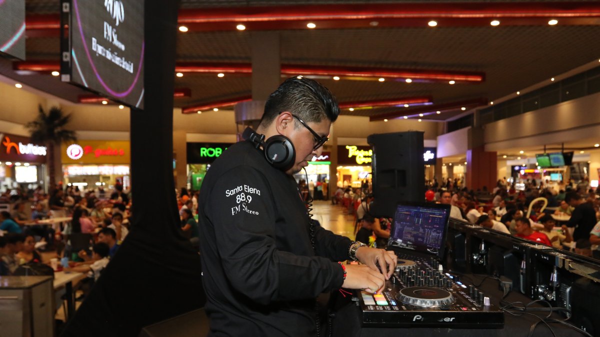 Luis Guamán en medio de su presentación.