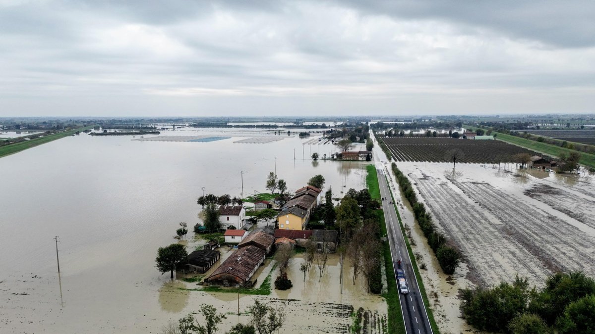 Una zona inundada causada por la rotura del torrente Crostolo en Santa Vittoria di Gualtieri, en la provincia de Reggio Emilia, en el norte de Italia.
