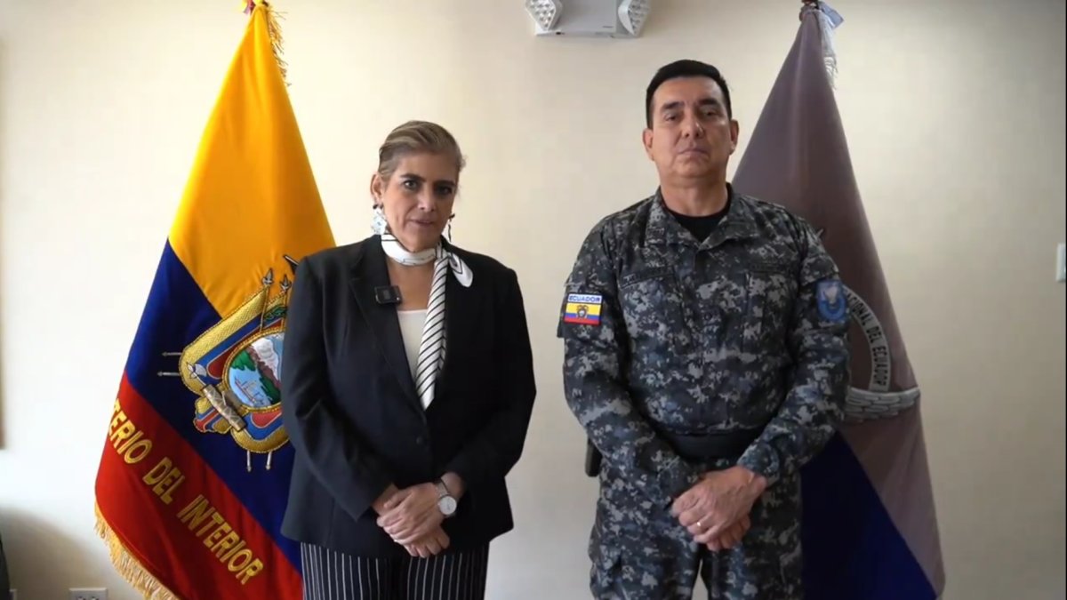 La ministra del Interior, Mónica Palencia, junto a Fausto Buenaño, comandante general subrogante de la Policía Nacional.