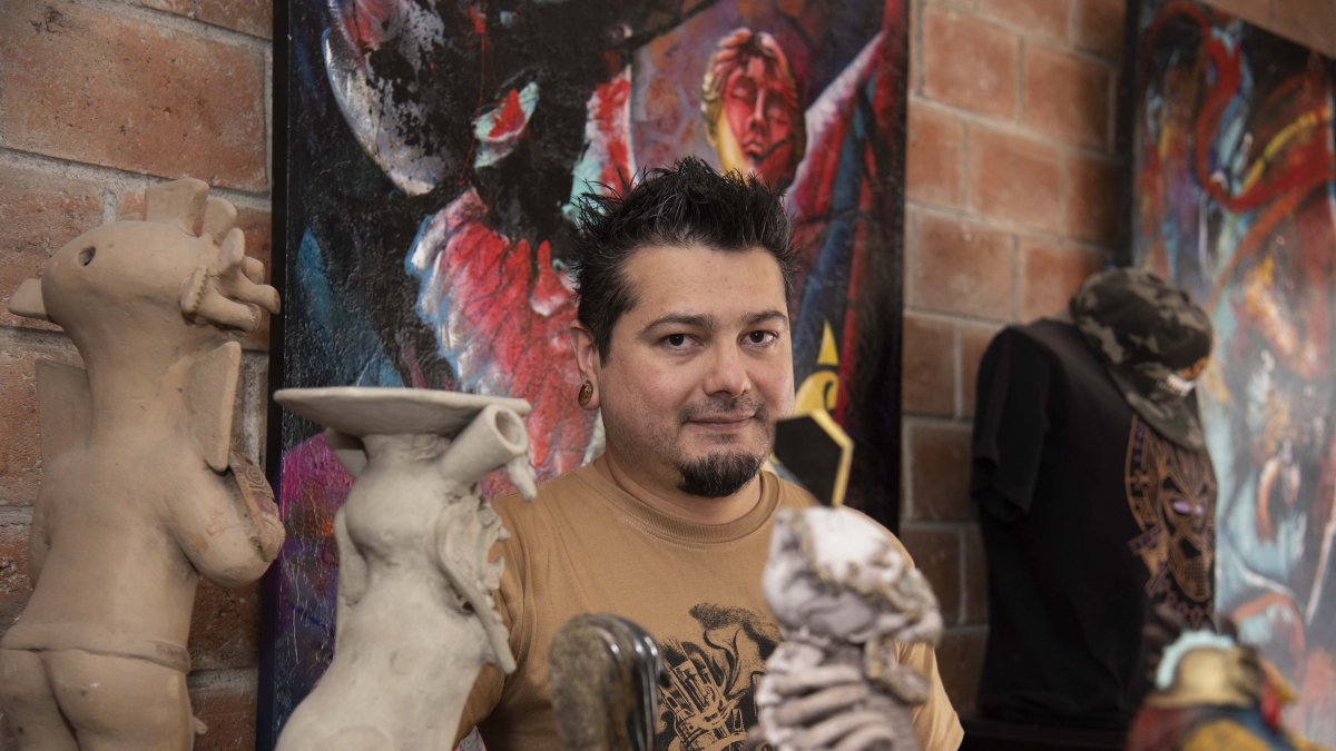 El artista quiteño Guillermo Barros trabaja en lienzo y sobre la piel.