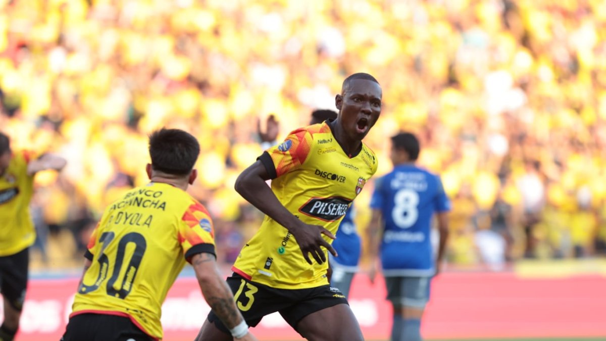 janner corozo festeja el 1-0 transitorio de Barcelona sobre Emelec en el Clásico del Astillero del domingo 20 de octubre.
