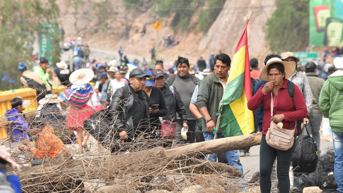 Seguidores del expresidente Evo Morales protestan cerrando vías por una investigación en su contra.