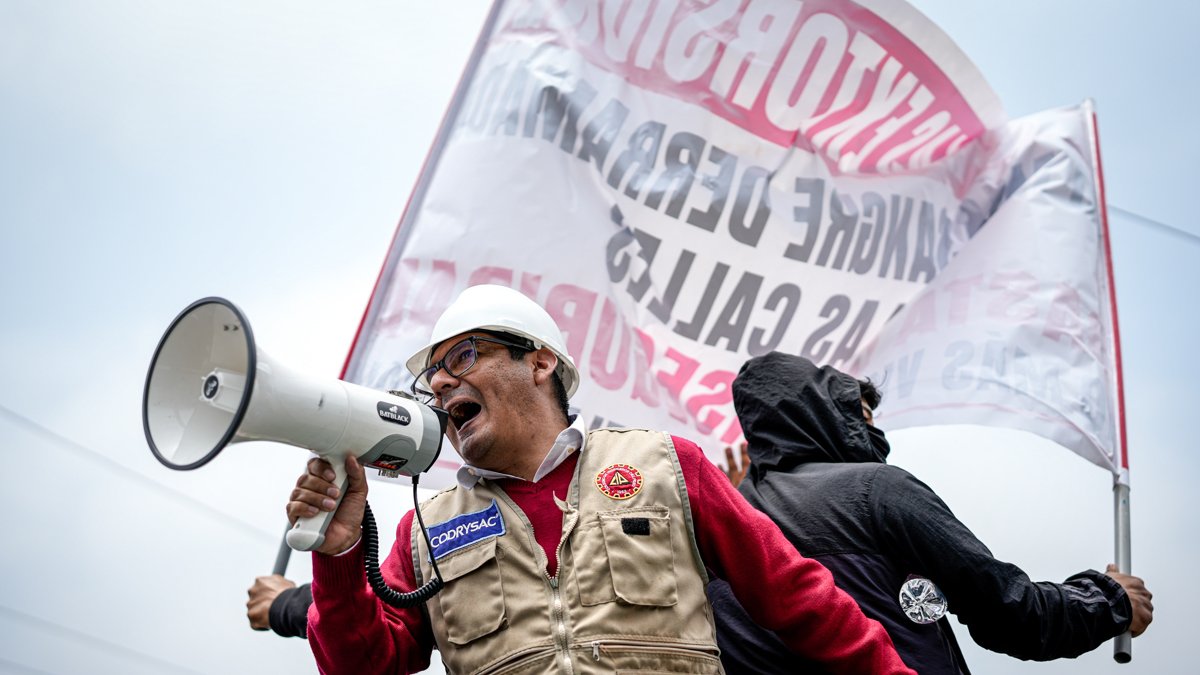 Fotografía de archivo del 10 de octubre de 2024 de una persona que participa en una protesta contra la inseguridad, en Lima.