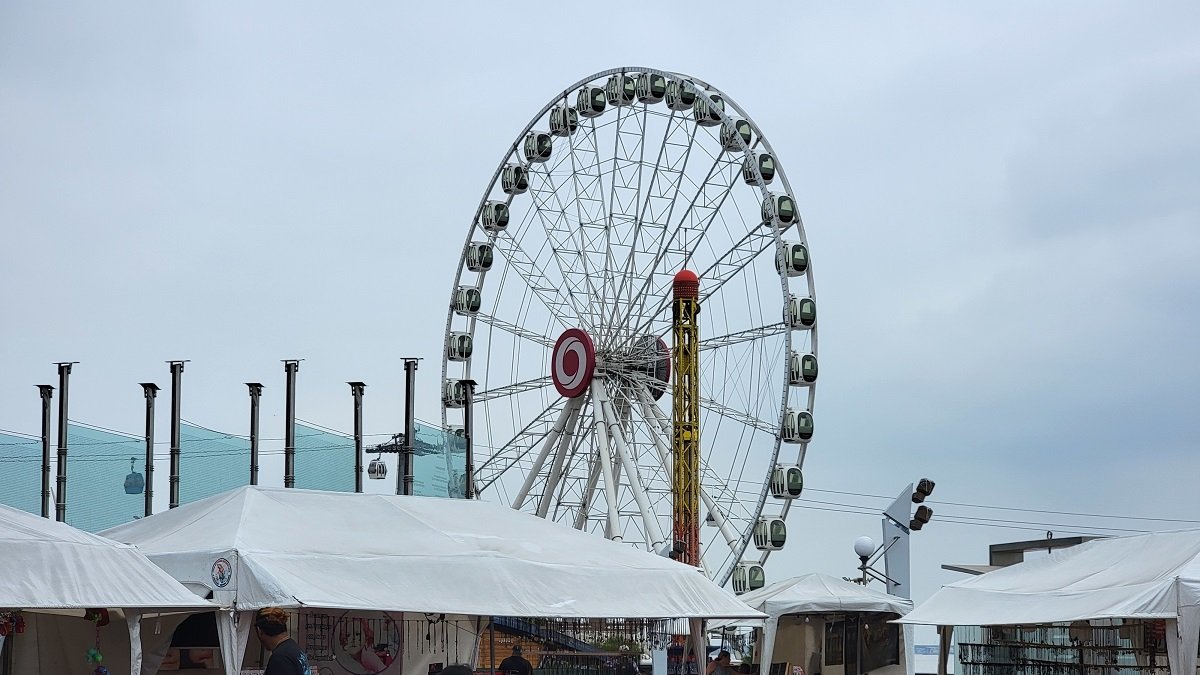 Espacios. El Malecón 2000 integra el comercio con los atractivos turísticos, como la noria La Perla o el Pabellón de los Donantes.
