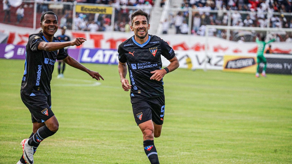 Lisandro Alzugaray (d) marcó el primer gol de los albos en Ambato.