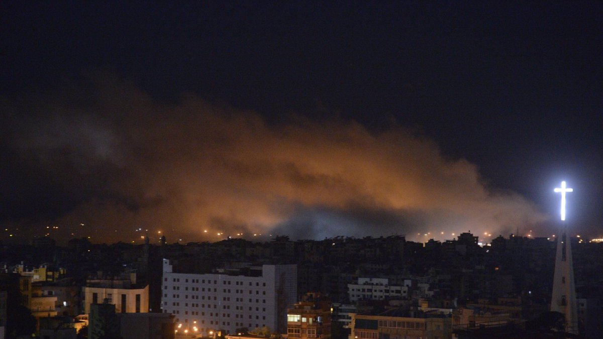 El humo se eleva tras un ataque aéreo israelí en el Dahye, un suburbio en el sur de Beirut, Líbano, a última hora del 20 de octubre de 2024.