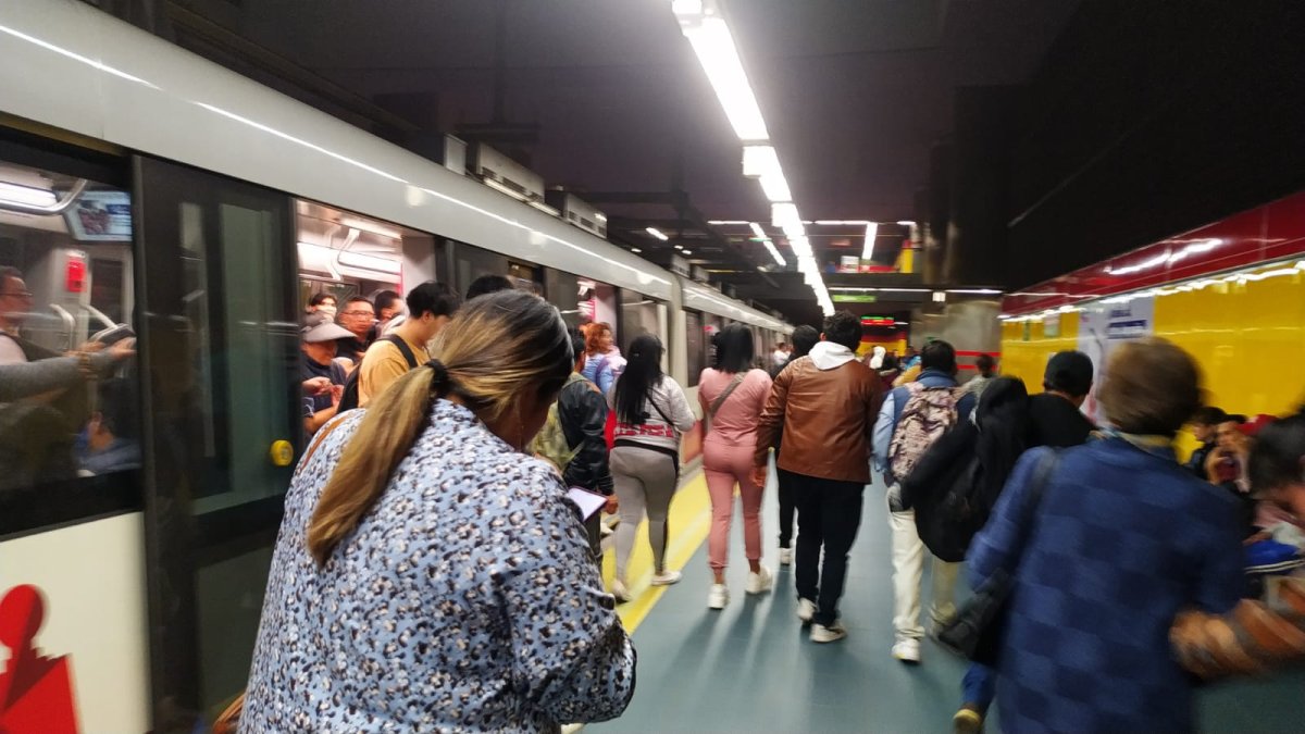 En la estación Cardenal de La Torre se presentó una falla en el tren, según usuarios personal no dio ninguna respuesta
