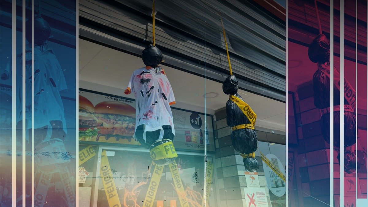 Los muñecos colgaban a la entrada del establecimiento