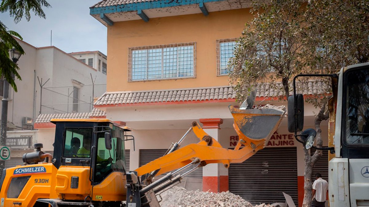 El edificio lucía inclinado, lo que generaba miedo de residentes, peatones y moradores.
