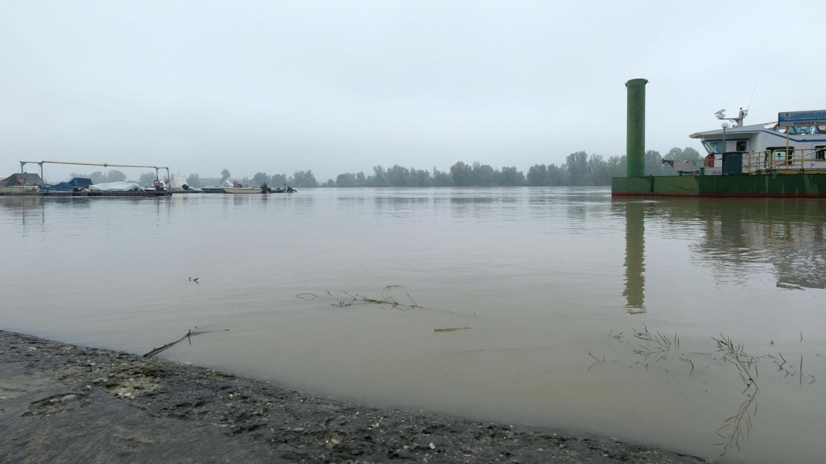 Una vista general que muestra la inundación del río Po en el puerto de Boretto, provincia de Reggio, en el norte de Italia.