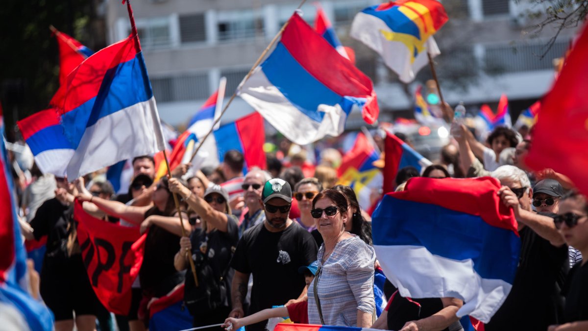 Simpatizantes del Frente Amplio participan en la denominada Caravana de la Victoria este domingo, en Montevideo (Uruguay).