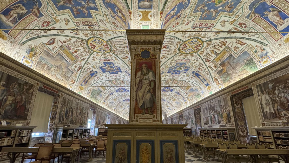 Con decenas de miles de textos antiguos o 1,6 millones de libros de gran valor histórico, esta institución en el corazón de la Ciudad del Vaticano.