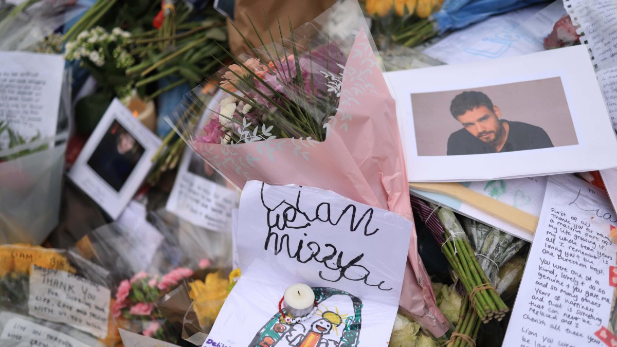 Foto del altar de Liam Payne en la estatua de Peter Pan en Kensington, jardines en Londres, Inglaterra