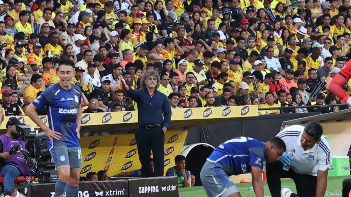 Emelec perdió 3 de los últimos 5 partidos ligueros. El equipo de Álvarez (c) mejora en su juego, no así en su capacidad goleadora.