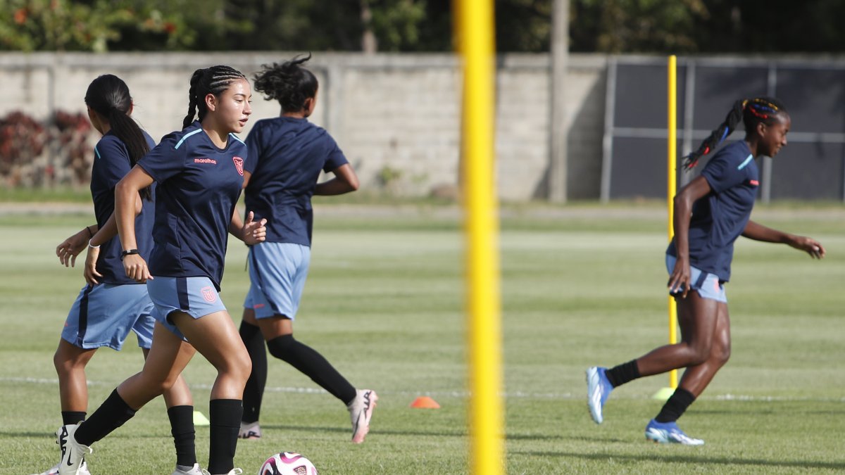 Jugadoras de la selección de Ecuador femenina sub-17 participan en un entrenamiento