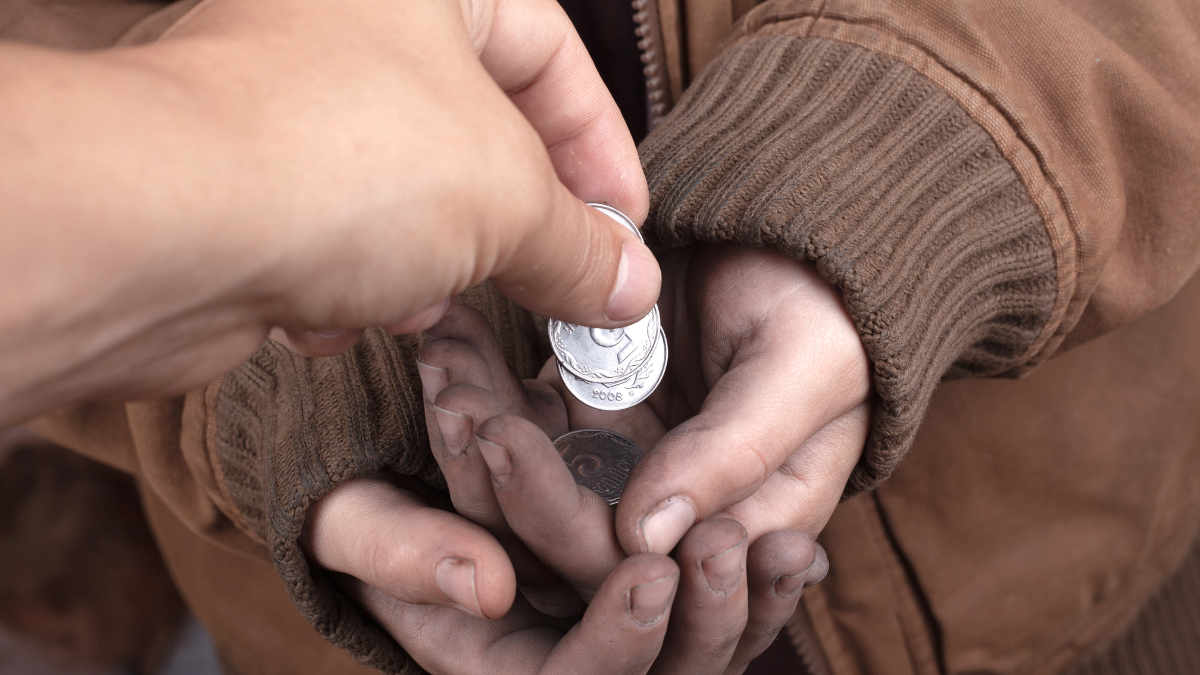 Los investigadores observaron que las niñas eran supervisadas por dos hombres, mientras vendían chupetes o pedían limosna.