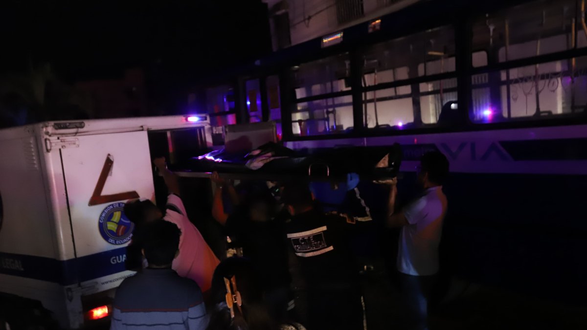 Denuncia. Más de dos horas demoró el personal especializado para retirar el cadáver del lugar.