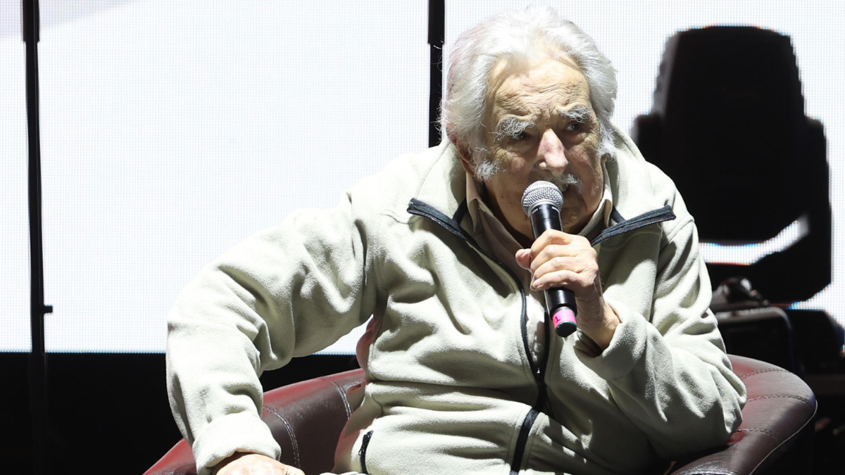 Fotografía del expresidente uruguayo José 'Pepe' Mujica hablando durante un evento de cierre de campaña electoral de su sector político, en Montevideo, el sábado 19 de octubre de 2024.