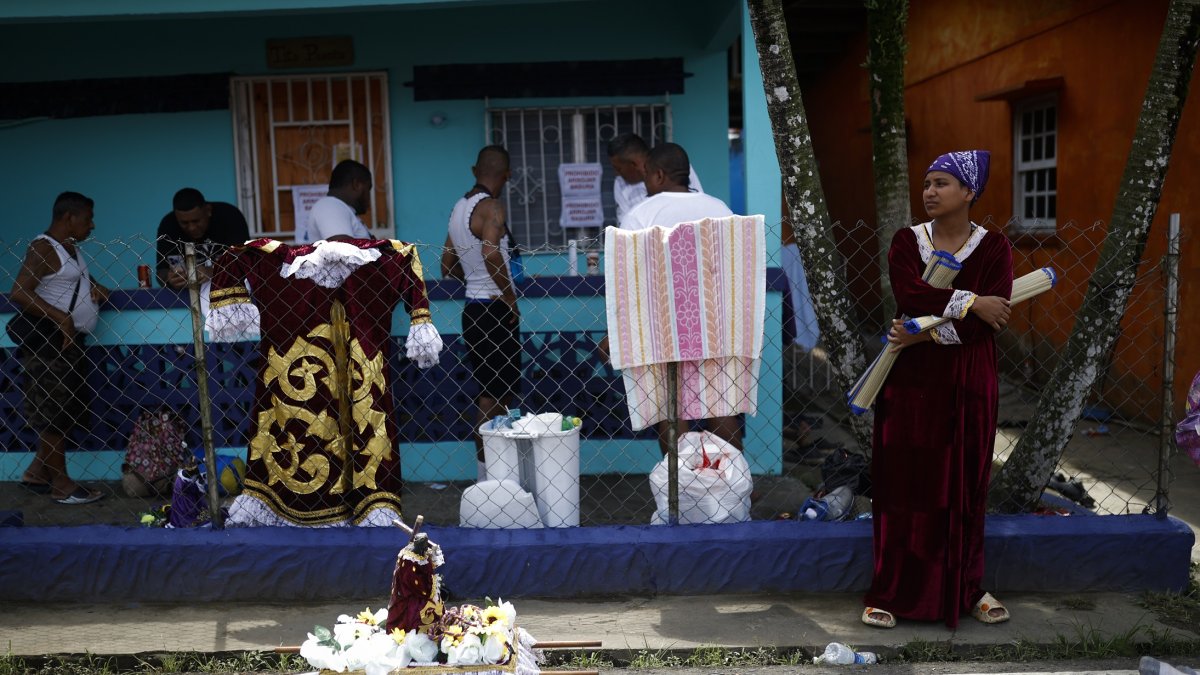 Una peregrina descansa en su camino a la iglesia de San Felipe para rendir devoción al 'Cristo Negro de Portobelo' este lunes, en Portobelo (Panamá).