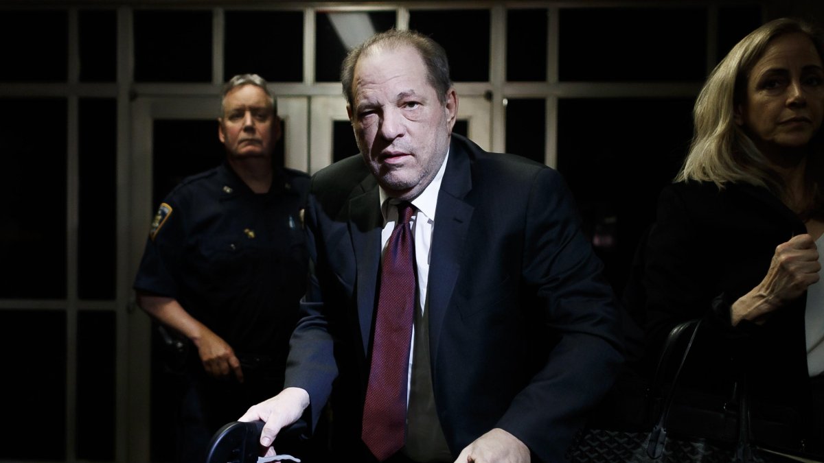 Nueva York (Estados Unidos), 20/02/2020 (ARCHIVO) Harvey Weinstein (C) sale de la Corte Suprema del estado de Nueva York después el 20 de febrero 2020.