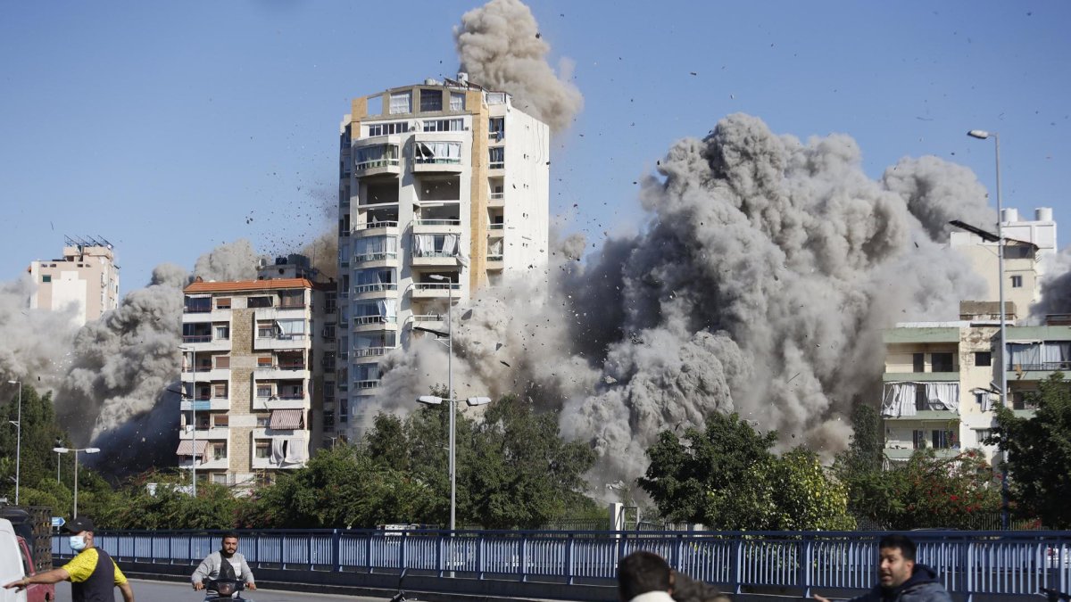La gente huye después de un ataque israelí en el distrito de Dahieh en Beirut, Líbano, el 22 de octubre de 2024.